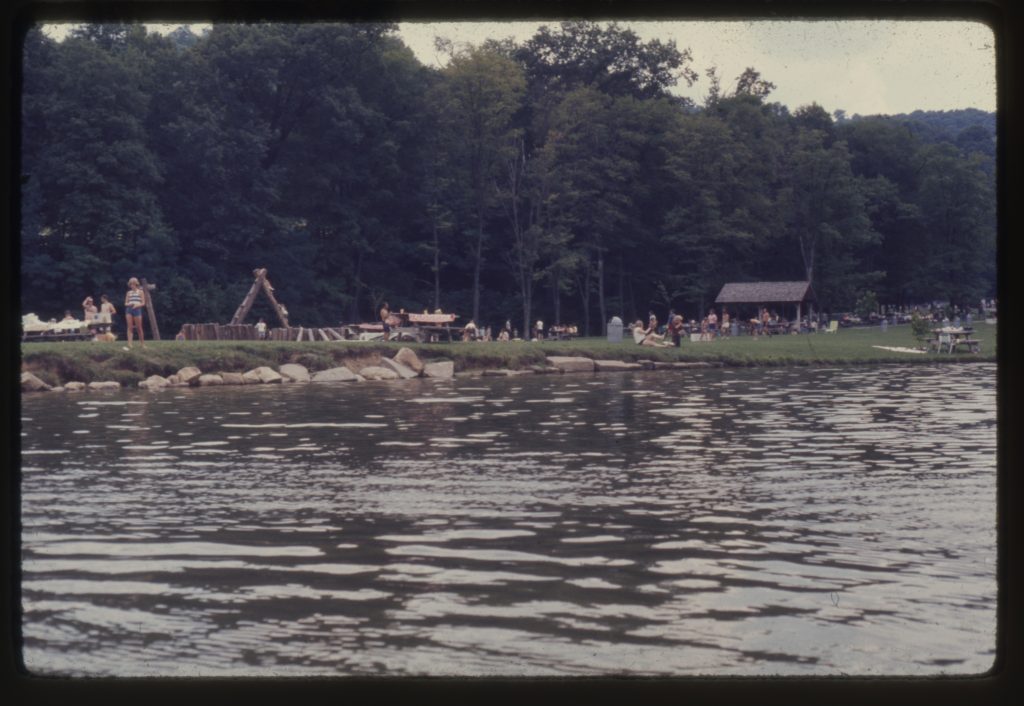 Photo 1976 08 01 WS Crowded lakeside