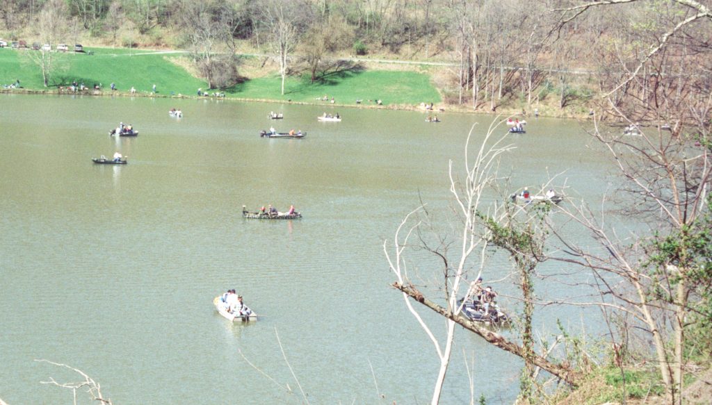 Photo 2001 04 14 EWS many fishing boats in lake