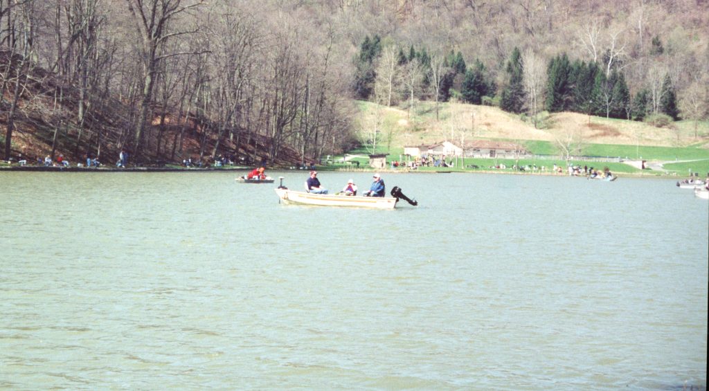 Photo 2001 04 14 WS fishing boat in lake