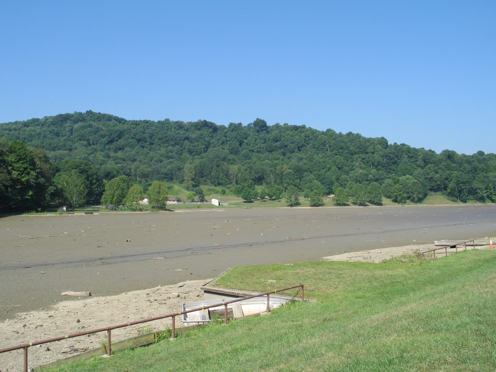 Photo 2005 08 02 E WS Boat in muddy lakebed looking toward EWS day use Winegar